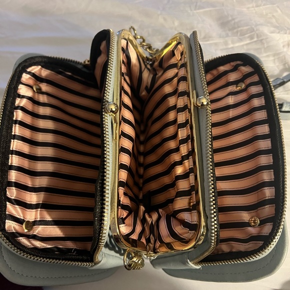 Cross body - Picture 3 of 5